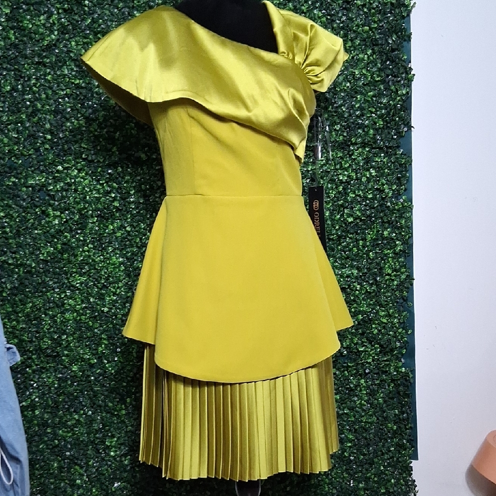 Elegant Yellow Dress with Pleated Skirt